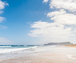 Strandverlenging op het eiland Porto Santo, tussen goudkleurig zand en turquoiseblauw water